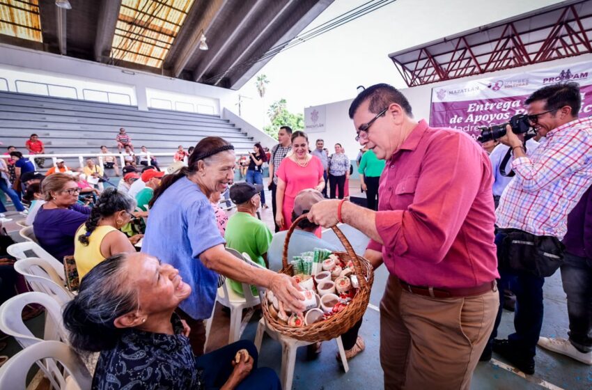  Entregan Gobierno Municipal y Sistema DIF Mazatlán recursos del Programa de Apoyo Económico a Madres Solteras y a Personas Adultas Mayores.