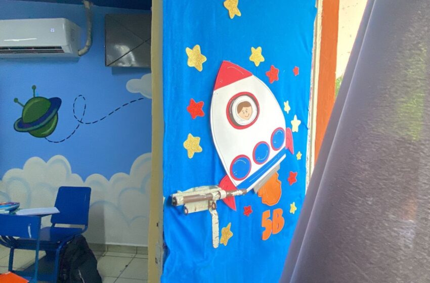  Alumnos ‘viajan’ al espacio… del conocimiento en aula decorada por su maestra