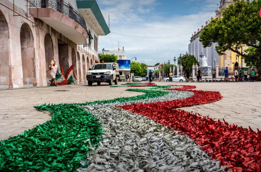  FOTOGALERÍA: Se viste palacio municipal de colores patrios