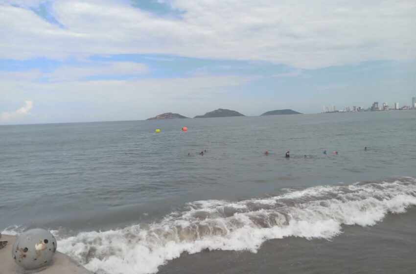  Continúa oleaje elevado en playas de Mazatlán, por ello el cierre de actividades en esa zona
