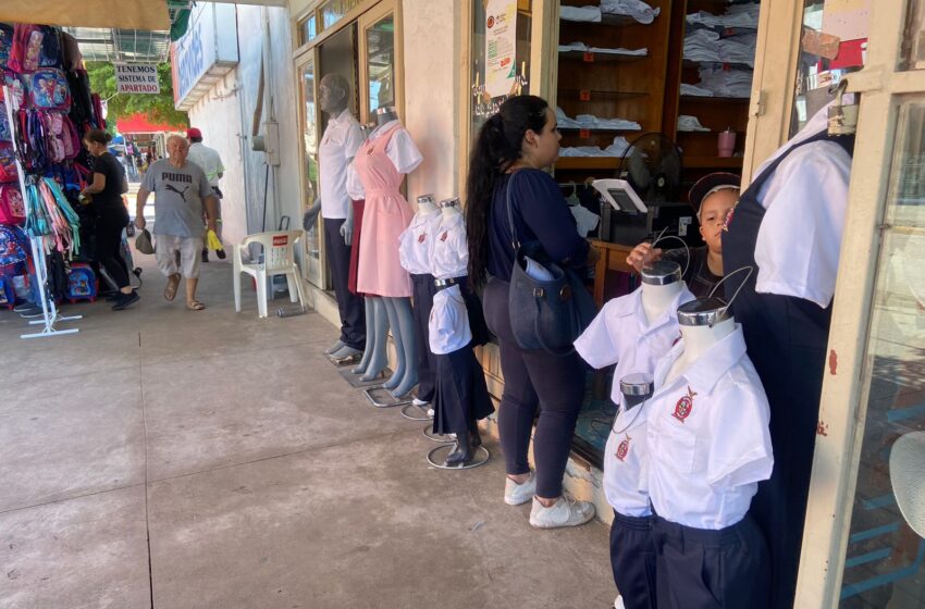  ¿Cuánto han gastado los padres de familia por el regreso a clases?; ya no hayan la puerta, afirman