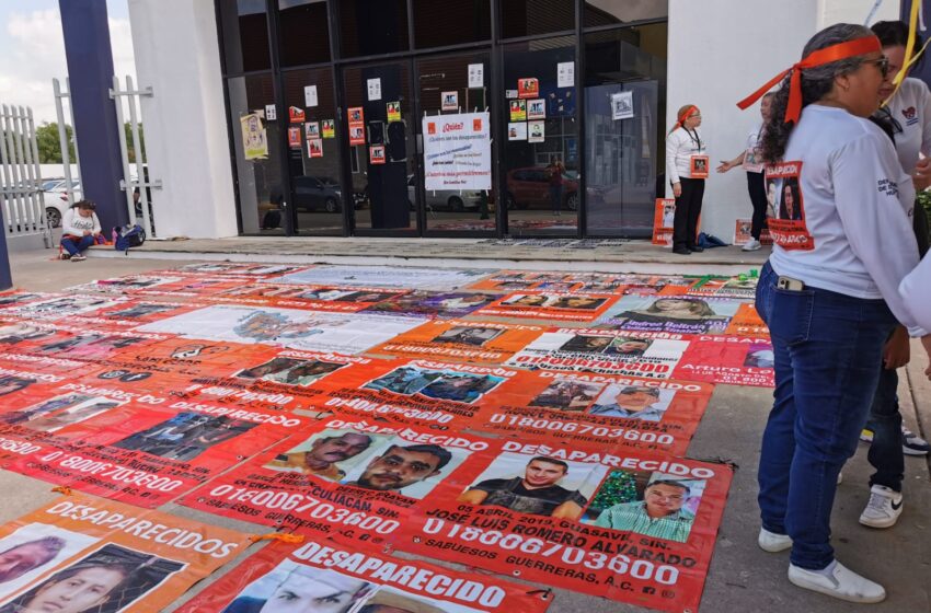  Con listones, pintas y pancartas de sus desaparecidos, Sabuesos Guerreras se manifiestan en FGE