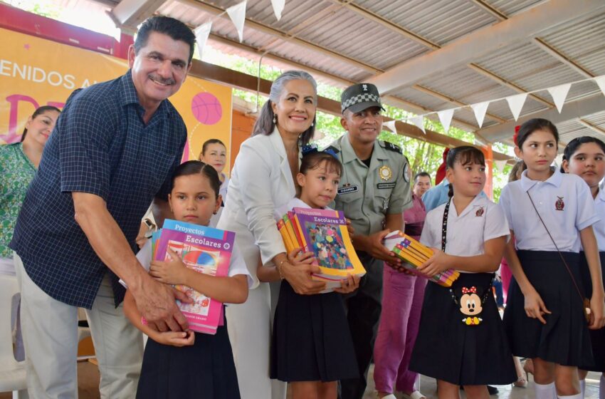  Con varios niños desmayados y descompensados por el calor, autoridades dan inicio al ciclo escolar