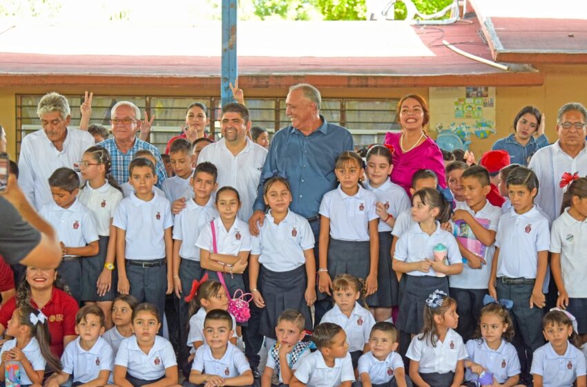  Gildardo Leyva se compromete con la entrega de aires acondicionados en primaria de El Fuerte