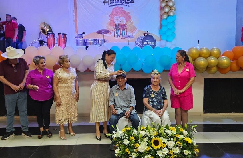  Margoth Urrea festeja a abuelitas y abuelitos navolatenses