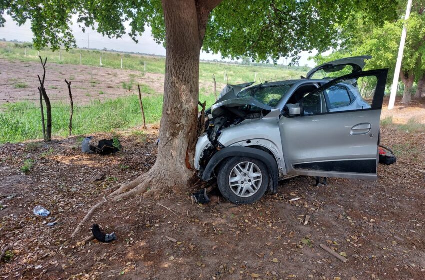  Pareja se estrella contra árbol en la carretera Culiacán-Navolato