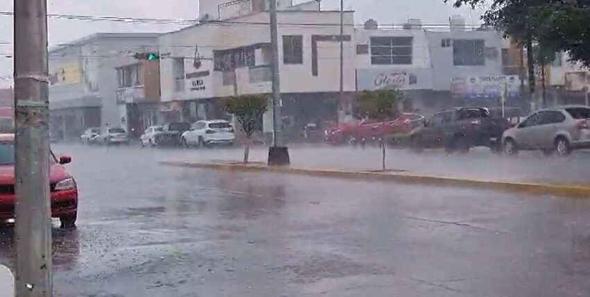  Tormenta con granizo cae en Guamúchil; la precipitación sorprendió a sus habitantes