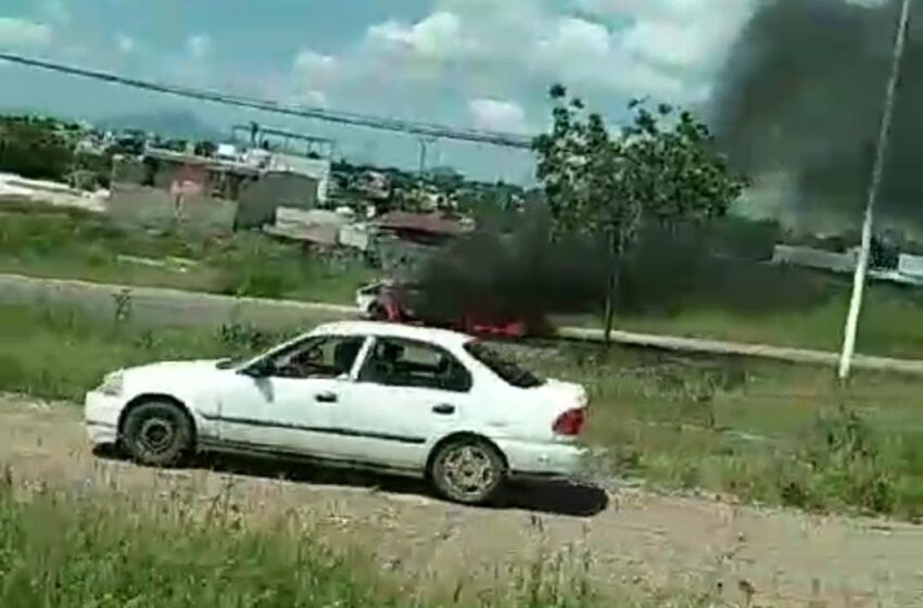  Se quema vehículo en movimiento en Culiacán