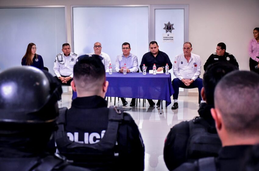  Alcalde Édgar González entrega grados de Policía Tercero Operativo a 30 elementos municipales en Mazatlán