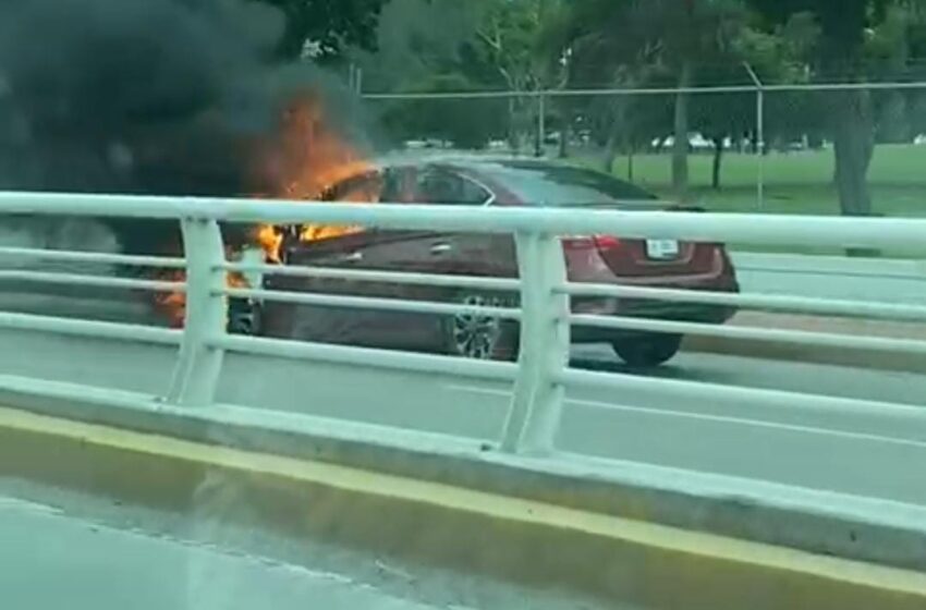  Incendio de vehículo moviliza a rescatistas en Culiacán