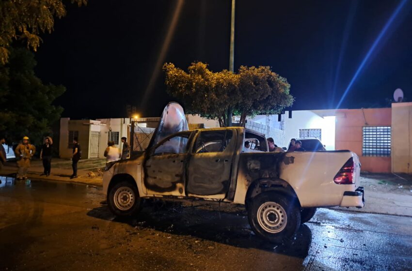  En pérdida total queda camioneta tras incendio, en Alturas del Sur