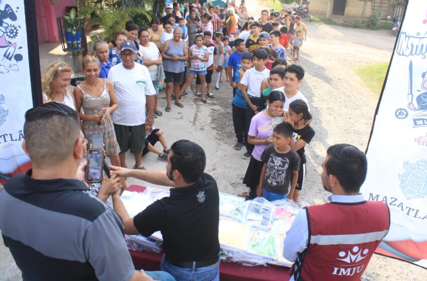  IMJU entrega 150 paquetes de útiles escolares a estudiantes en Mazatlán