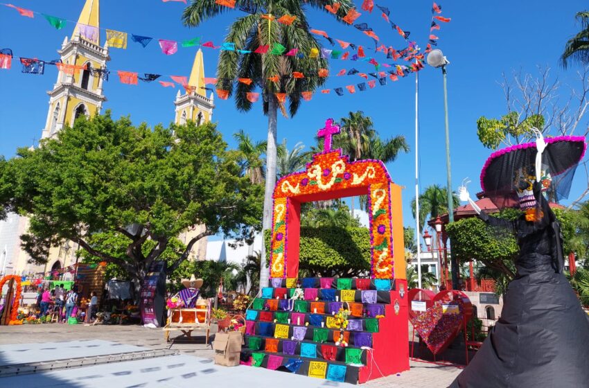  Altares adornan la Plazuela República de Mazatlán con motivo del Día de Muertos