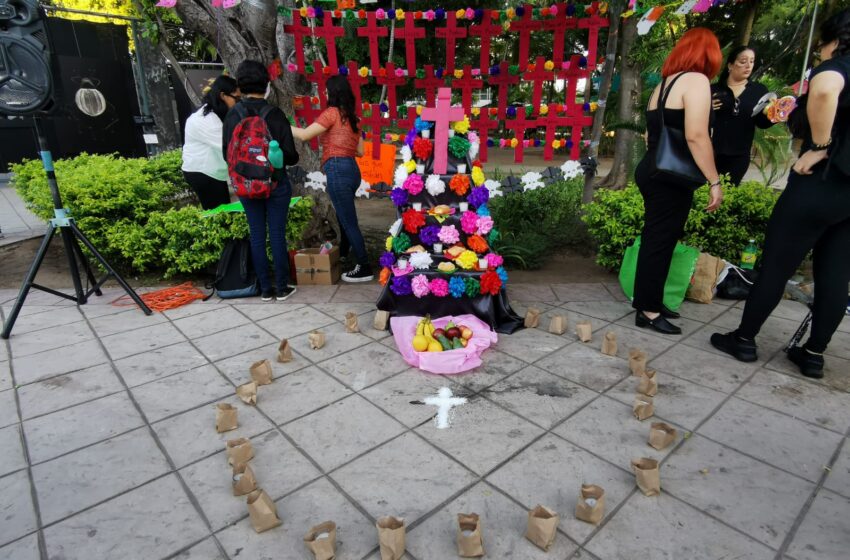  ¡Por las que ya no están! Con un altar, Colectivo Pitaya Arida recuerda a las mujeres víctimas de feminicidio en Sinaloa