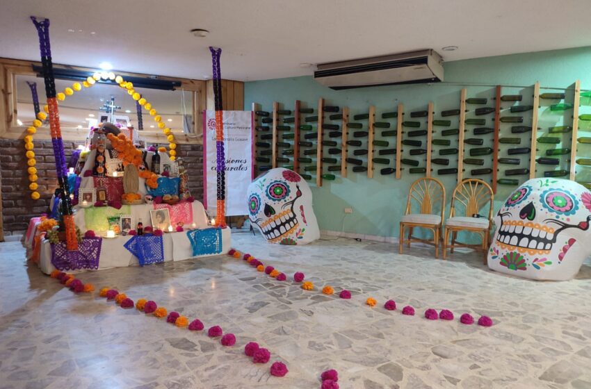  Luz para honrar a clientes y amigos que fallecieron; encienden altar en La Campiña, Guasave