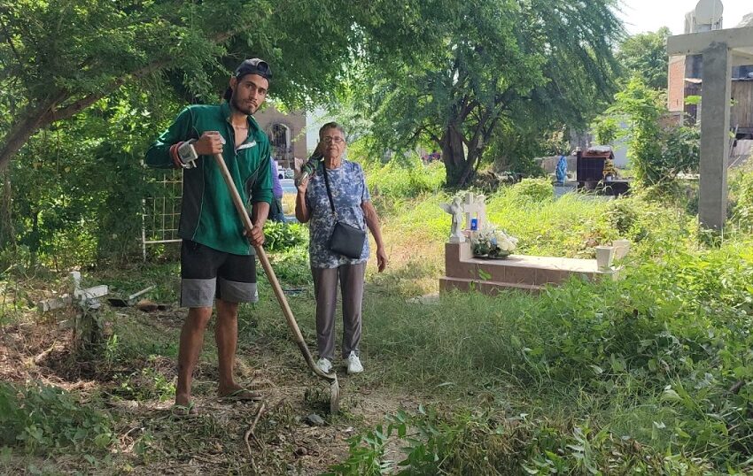  Ernesto, un joven de Jalisco, limpia tumbas en Mazatlán y solamente pide para las ‘cocas’