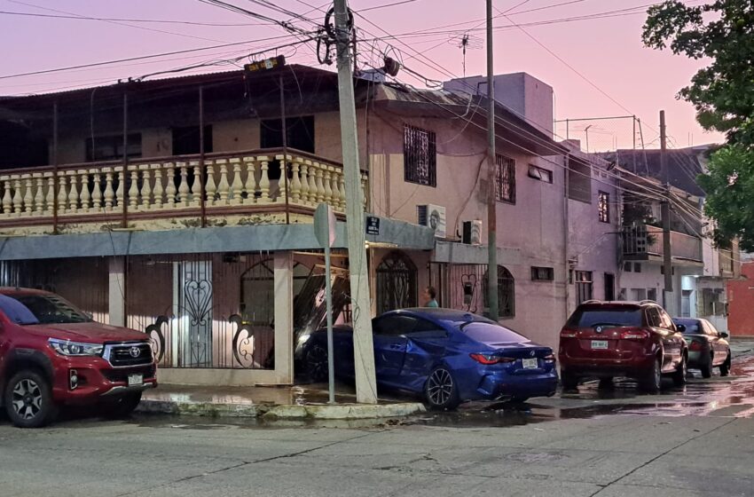  BMW hace ‘chuza’; primero choca con un auto y luego contra una casa en Culiacán