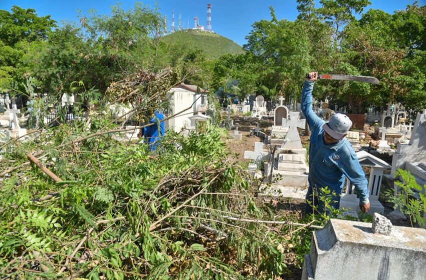  Listos los panteones municipales para celebración del Día de Muertos: Gerardo Vargas