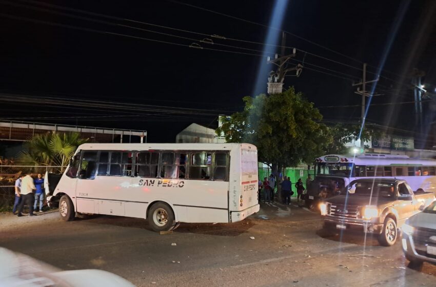  Daños y congestionamiento vial deja choque de camiones y auto, al poniente de Culiacán