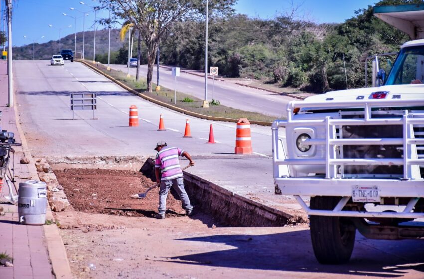  Repara Obras Públicas socavón en avenida Paseo del Pacífico.*