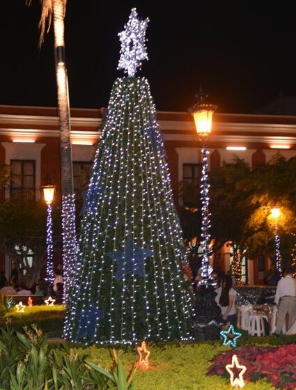  Esta tarde acompaña el encendido de la Navidad en la plazuela Machado de Mazatlán