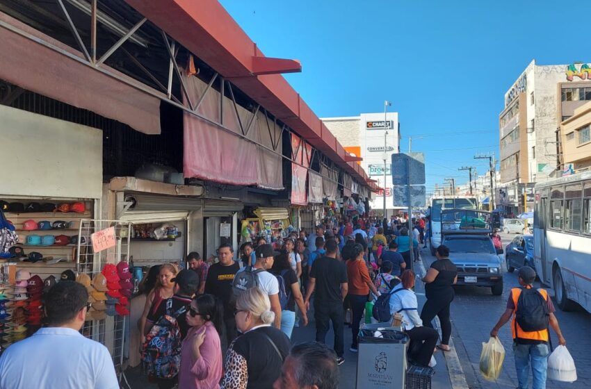  El centro de Mazatlán se llena de turistas, locales y tráfico en el último fin de semana del año