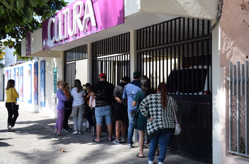  Mazatlecos pernoctan afuera de la taquilla para comprar boletos para los espectáculos de Carnaval 2024