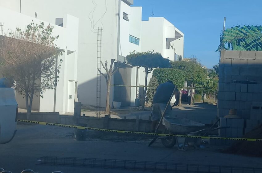  ¡Echó barda! Acusan a vecino de cerrar calle en Porta Fe, Culiacán