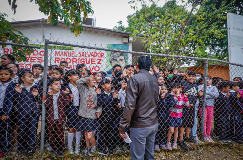  Gámez Mendívil da banderazo para la pavimentación de la calle Ernesto Damy en Culiacán