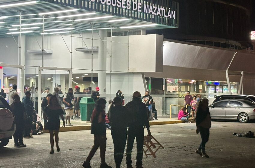  ‘Vieron el desfile con las maletas listas’; este domingo comenzó el éxodo de algunos turistas en Mazatlán