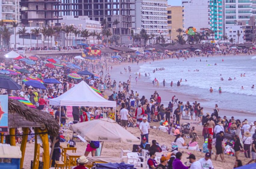  Abarrotan las playas de Mazatlán en Semana Santa; hoteles al 100