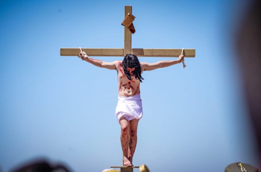  Feligreses de Culiacán viven la pasión y muerte de Jesús en el viacrucis viviente