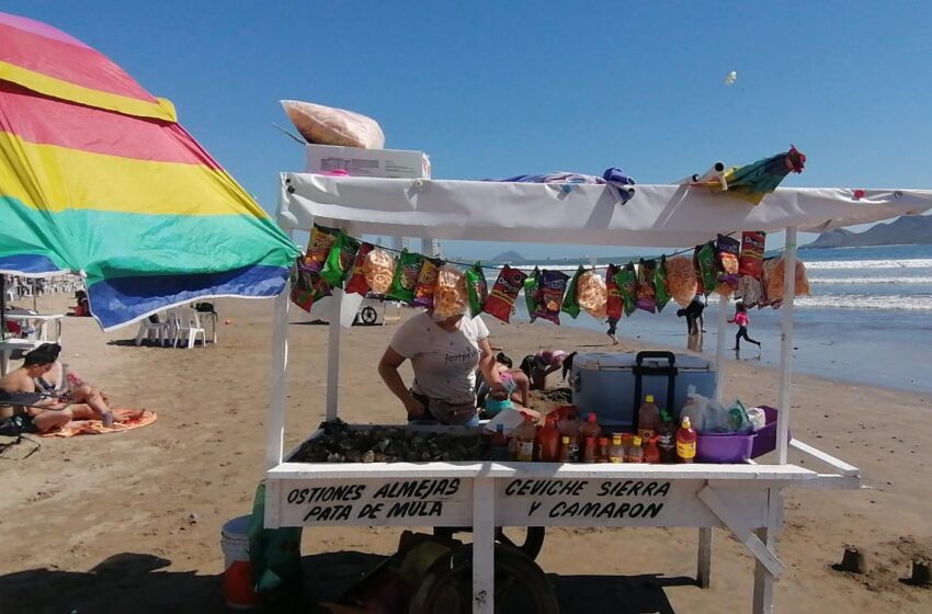  Comerciantes ambulantes reportan bajas ventas en las playas de Mazatlán