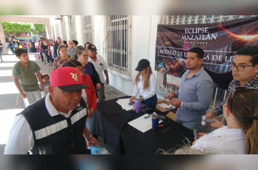  Cientos de personas recogen lentes que da el gobierno de Mazatlán para ver el eclipse