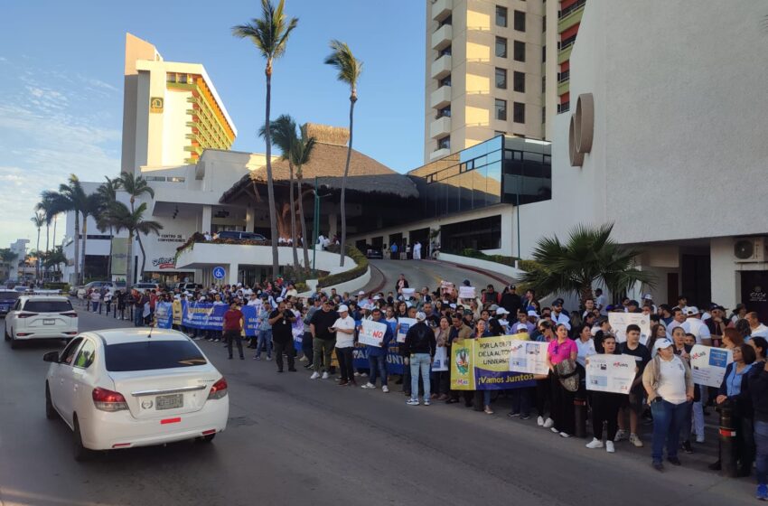  Pese a protesta, trabajadores de la UAS no logran acercamiento con AMLO en su llegada a Mazatlán