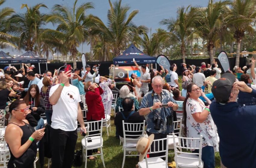  De una manera única vivieron los turistas el eclipse en Mazatlán en un evento irrepetible