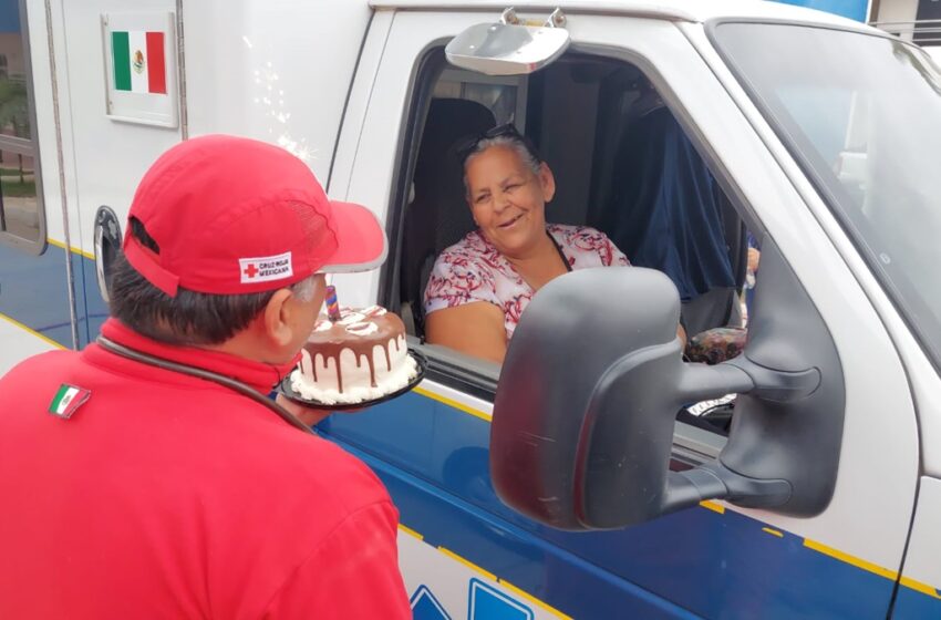  Juana sobrevive a camionazo en su cumpleaños; Cruz Roja Salvador Alvarado la despide con pastel