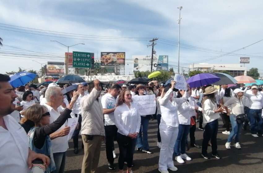  “Todos somos Luis, todos somos Francisco”; se manifiestan militantes del PAS y bloquean calles en Mazatlán