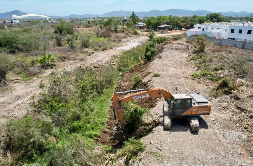  Se anteponen a las lluvias en Mazatlán, para evitar inundaciones limpian canales