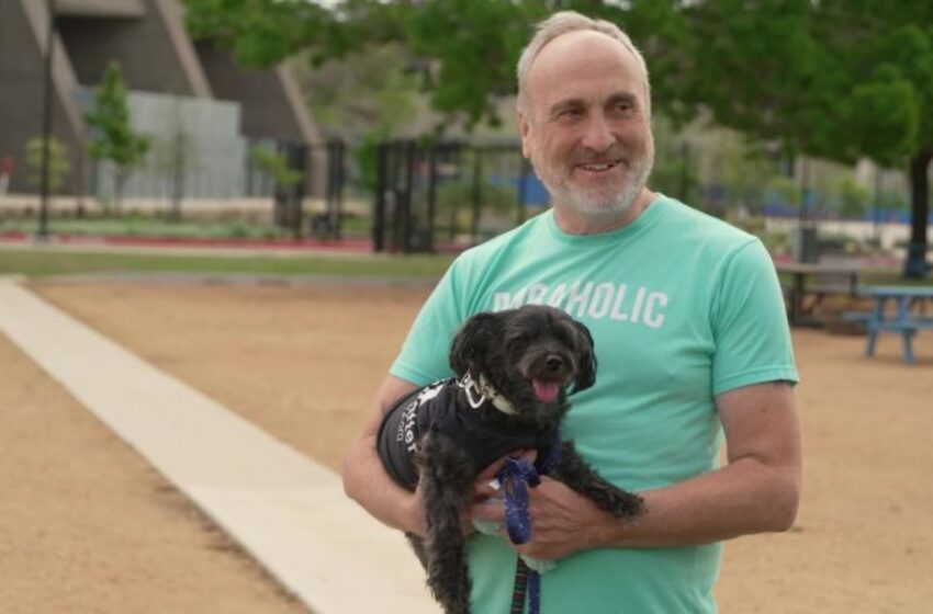  Conoce al hombre que cuida a los perros cuando sus dueños van a rehabilitación