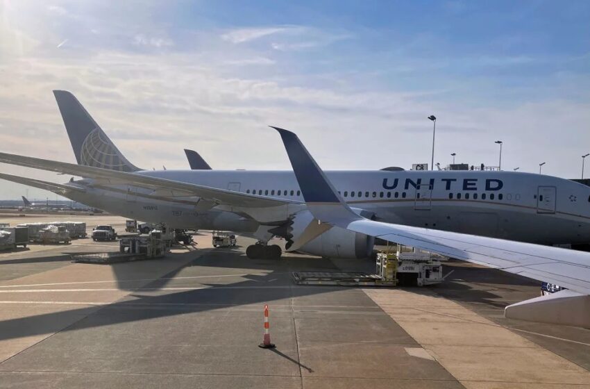  Acusan a un hombre de golpear a otro pasajero en vuelo de United sin haber sido provocado