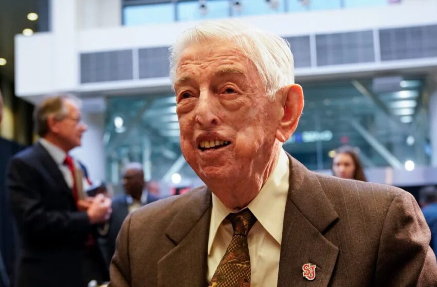  Lou Carnesecca, entrenador del Salón de la Fama del Baloncesto que dirigió a St. John’s durante 24 temporadas, falleció a los 99 años