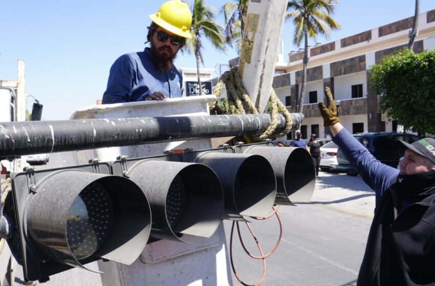  Avanza la rehabilitación de los semáforos de Mazatlán