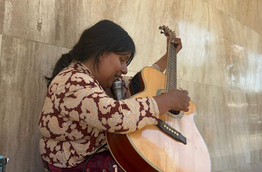  Un Día en la Vida de Milagros, Invidente que Mantiene a sus Tres hijos a Través del Canto