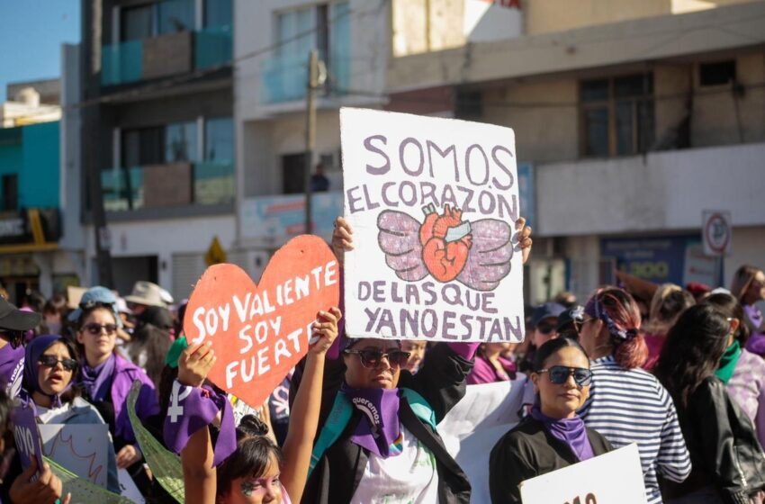  ¡Ni una más! El malecón de Mazatlán se pinta de morado en el Día Internacional de la Mujer