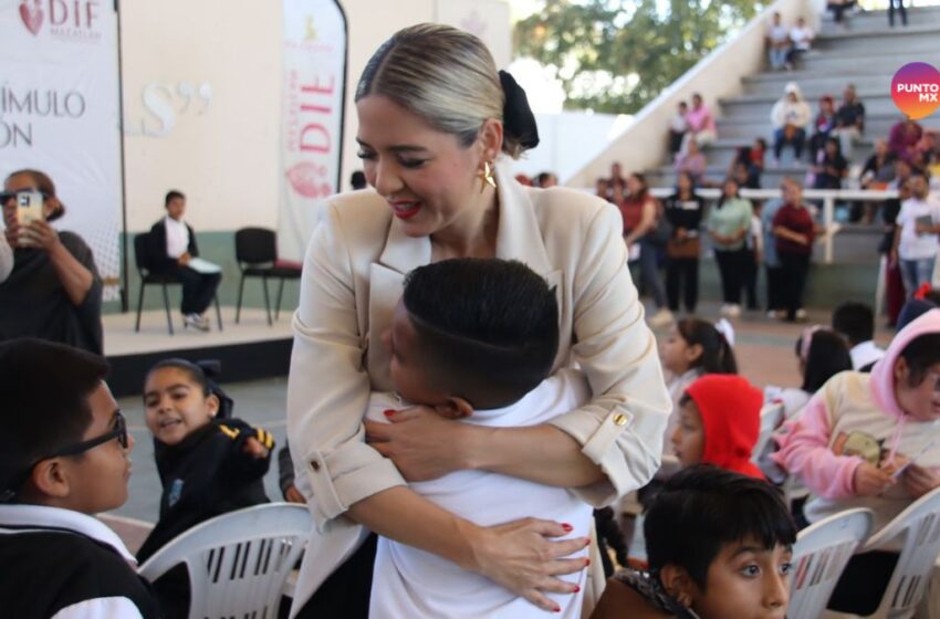 Una apuesta a la educación mazatleca. Estrella Palacios entrega becas Probec