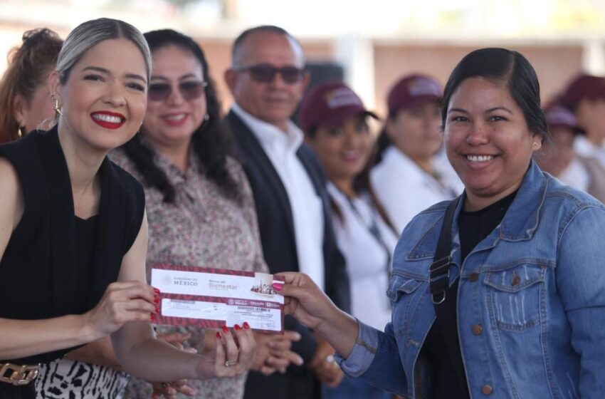 Entregan becas Rita Cetina a estudiantes de secundaria