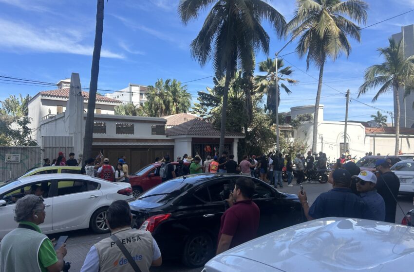 Ciudadanos se manifiestan en contra del hombre que agredió a un trabajador de obra