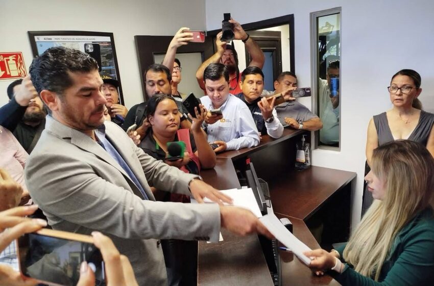  Congreso de Sinaloa entrega citatorio al alcalde de Ahome por solicitud de desafuero